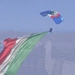 I Carabinieri omaggiano Agrigento con il lancio del tricolore sulla Valle dei Templi.
